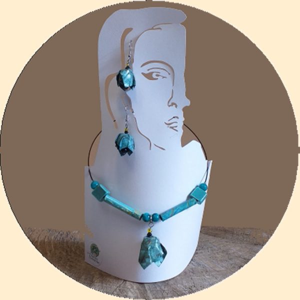 ras-du-cou-pampille-bleu-un-bijoux-ecoresponsable-en-papier-protege-par-une-resine-bijoux-artisanal-fait-mains-en-bretagne-France