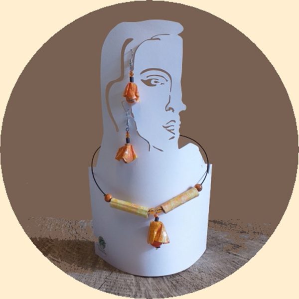 parure ras-du-cou et boucles d'oreille pampille orange un bijoux écoresponsable en papier protégé par une résine bijoux artisanal fait mains en bretagne France