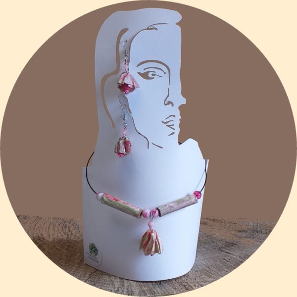 parure ras-du-cou et boucles d'oreille pampille rose un bijoux écoresponsable en papier protégé par une résine bijoux artisanal fait mains en bretagne France