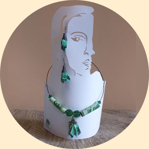parure ras-du-cou et boucles d'oreille vert un bijoux écoresponsable en papier protégé par une résine bijoux artisanal fait mains en bretagne France