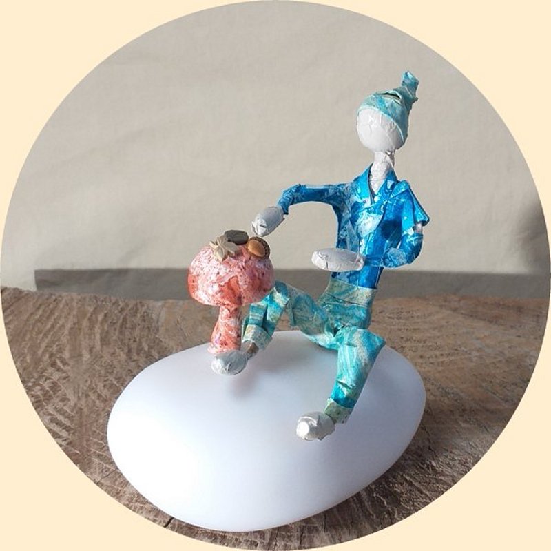 Lutin bleu assis - Figurine de décoration artisanale à poser