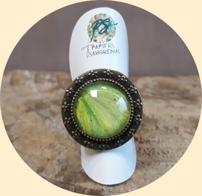 bague ronde "vintage" vert-pistache ajustable bijoux de créateur idée cadeau femme fait mains en Bretagne France par Papiers saugrenus modèle unique