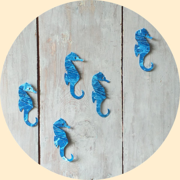 Ce lot de 5 stickers chevaux de mer bleus vous emmène dans les profondeur de l’océan apportant une brise de poésie.
