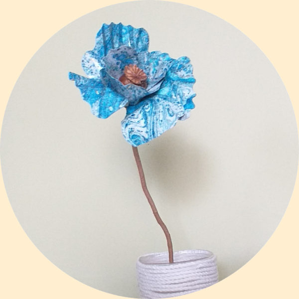objet décoration cocooning fleur de pavot blanc bleu